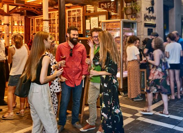 Groupe d’amis en rempotage dans un bar